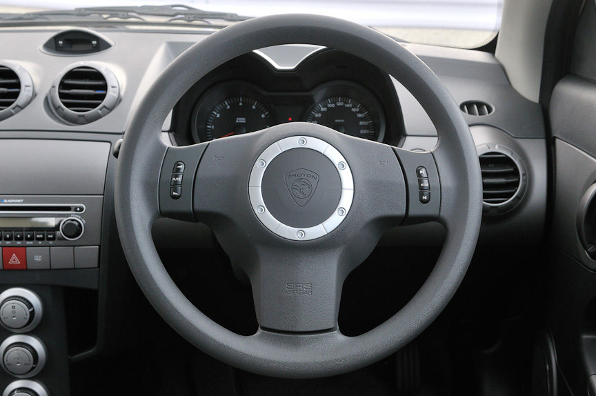ステアリング中央にプロトンのエンブレムが入る