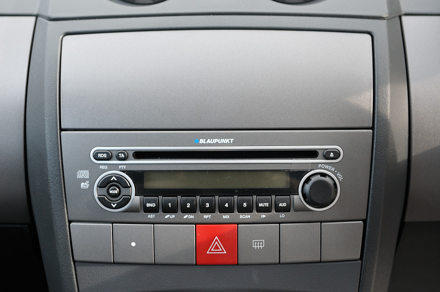 1DINサイズのオーディオが装備され、その上には収納ボックスがある