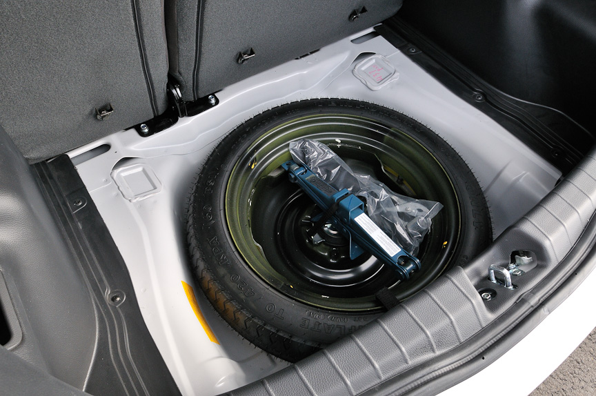 ラゲッジルーム下にスペアタイヤとジャッキがある