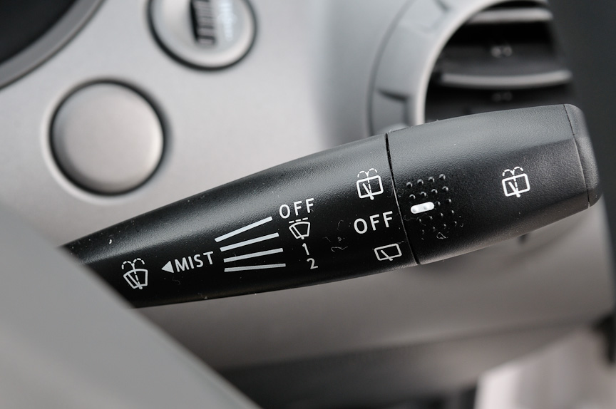 右側でワイパーの操作を行う