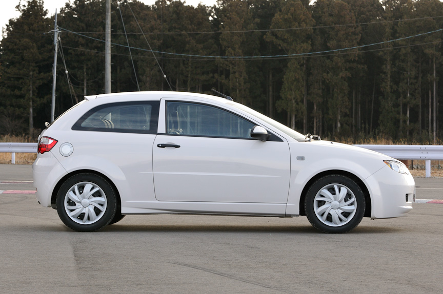 　エンジンは最高出力83kW（113PS）/6000rpm、最大トルク148Nm/4000rpmを発生する直列4気筒DOHC 1.6リッターを搭載し、前輪を駆動。トランスミッションは競技車ベースの車両らしく、5速MTのみの設定。ボディーサイズは3905×1710×1420mm（全長×全幅×全高）で、ホイールベースは2440mm。ガソリンはハイオク指定となる