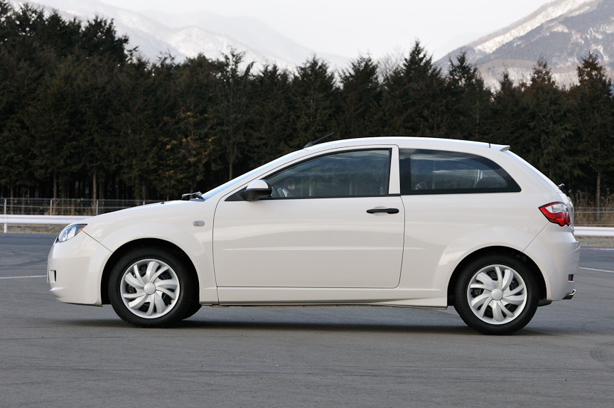 　エンジンは最高出力83kW（113PS）/6000rpm、最大トルク148Nm/4000rpmを発生する直列4気筒DOHC 1.6リッターを搭載し、前輪を駆動。トランスミッションは競技車ベースの車両らしく、5速MTのみの設定。ボディーサイズは3905×1710×1420mm（全長×全幅×全高）で、ホイールベースは2440mm。ガソリンはハイオク指定となる