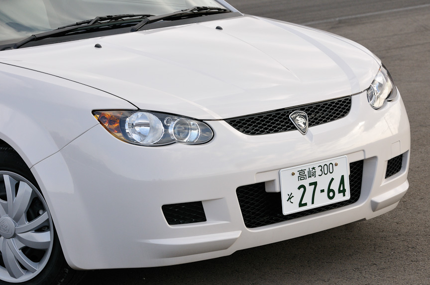 つり目のヘッドランプと格子状のグリルなどで、シャープな印象を受けるフロントマスク