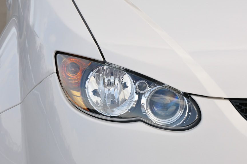 ヘッドランプ消灯時（写真左）と点灯時