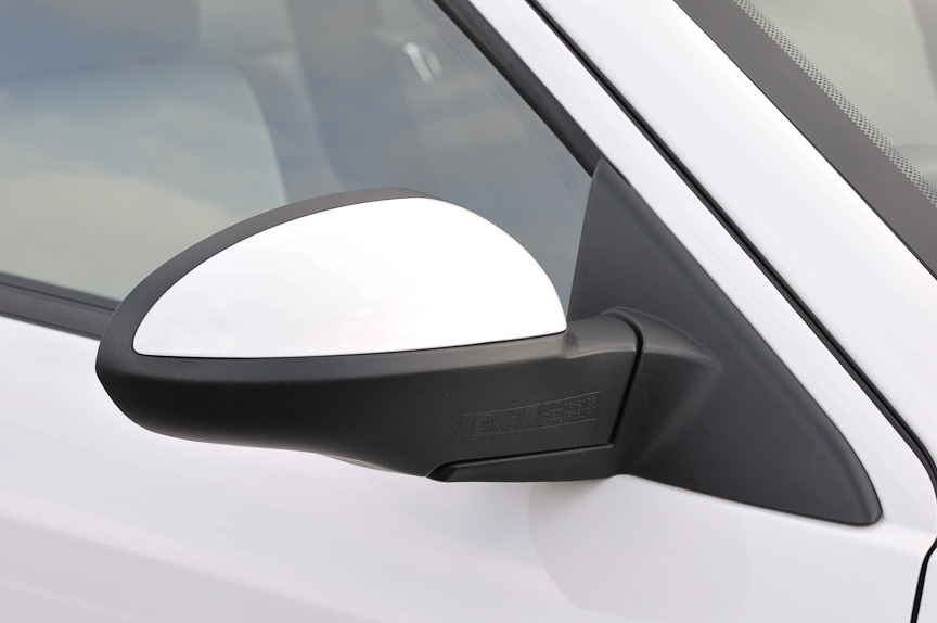 ドアミラーはターンシグナルランプが備わらないシンプルなもの