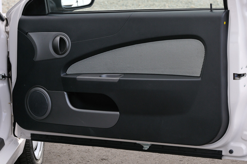 運転席側のドア。小さな小物入れが備わる