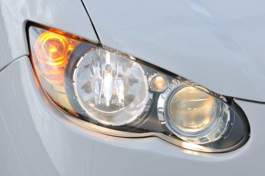 ヘッドランプ消灯時（写真左）と点灯時