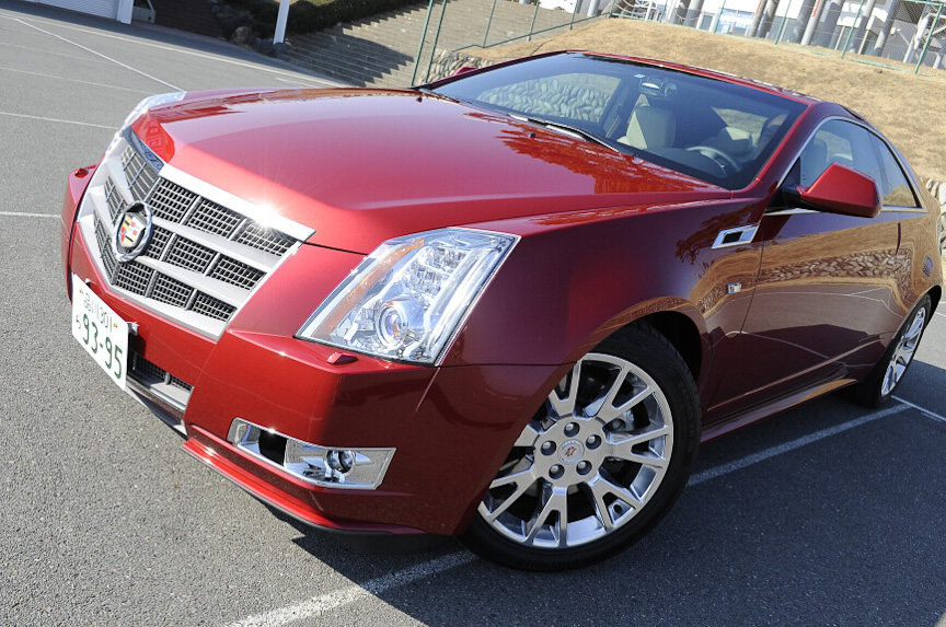 押し出しの強いフロントマスク。現代のキャデラックのアイデンティティでもある5角形のフロントグリル、縦長のヘッドランプを装備