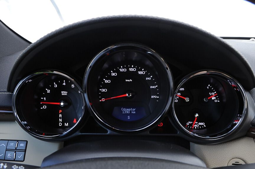 メーター類は中央にスピードメーターをレイアウトし、左側にタコメーター、右側に燃料計、水温計、油圧計が並ぶ