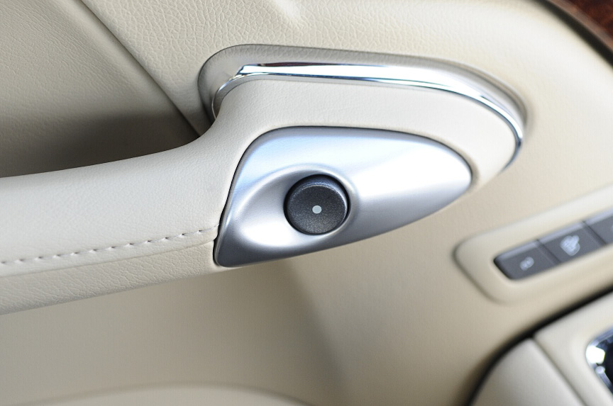 ドアの操作ボタン類。ドアオープナーはレバーはなく電子式で、ドアグリップのボタンを押すと開けられる