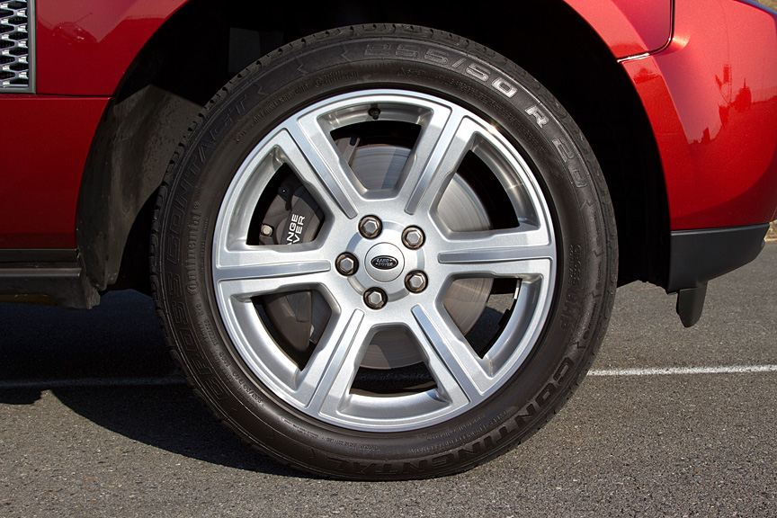 ホイールはオプションの20インチ スタイル14。タイヤはコンチネンタルのCROSS CONTACTが装着される。タイヤサイズはフロント＆リアともに255/50 R20