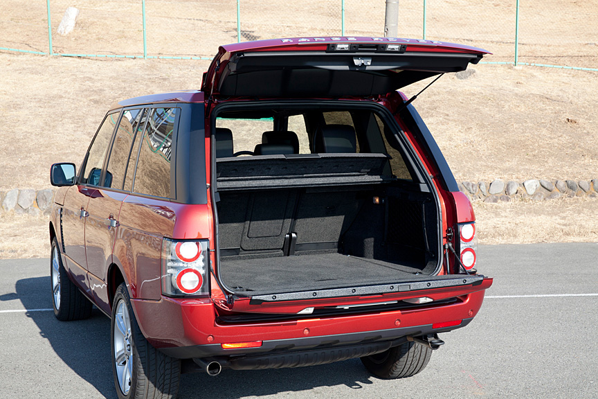 リアハッチは上下に開くタイプ。リアシェルフはZ字状に折りたためる