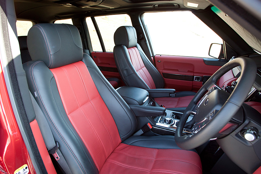 フロントシート。ポジション調節スイッチはシート座面の側面に用意される。調節はすべて電動で、3人分のシートポジションがメモリーできる