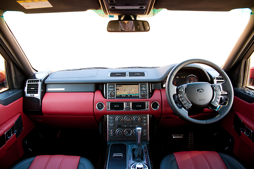 インストルメントパネル。写真だと分かりにくいが、光沢のある部分はウッドパネルで、素材はオプションのバーメイプル・ブルシアンブルー