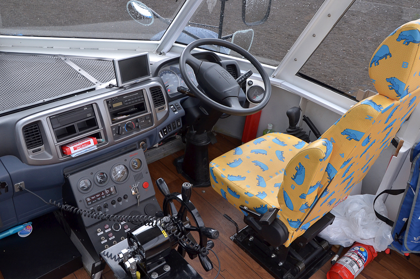 運転席はトラックに近いレイアウト