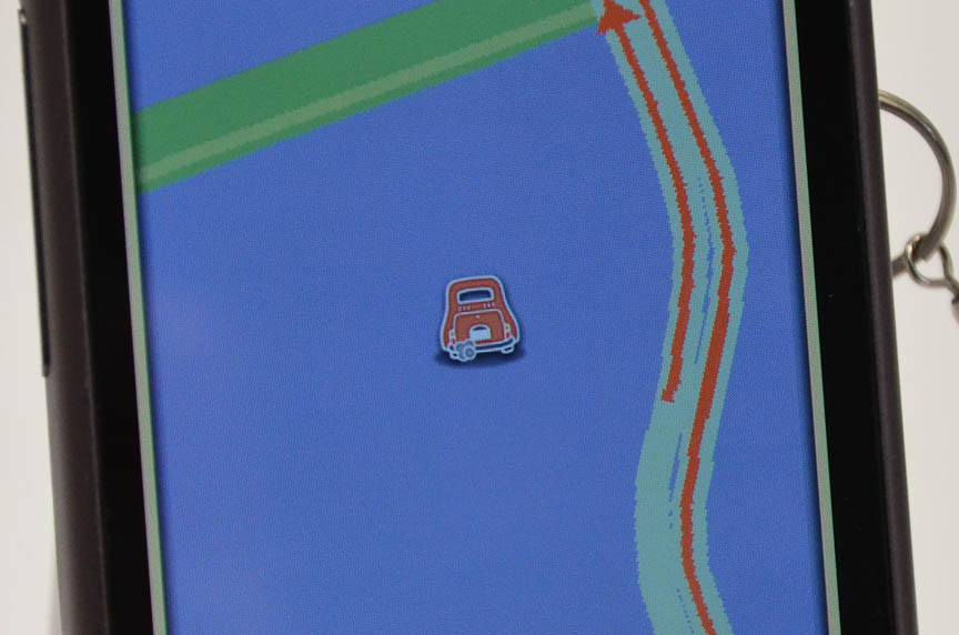 徒歩モードの時は現在地のアイコンが人型（左）だが、クルマを考慮したルート案内のときはチンクエチェント風のアイコンになる