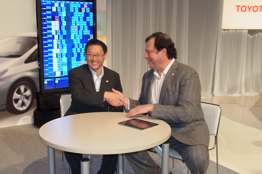 戦略的提携について発表する、トヨタ自動車 豊田章男社長（左）と、米セールスフォース・ドットコム マーク・ペニオフCEO（右）