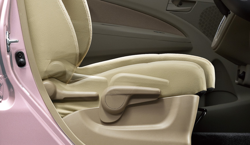 チルトステアリング、運転席シートリフター、フロントシートベルト・ショルダーアジャスターは全車装備する