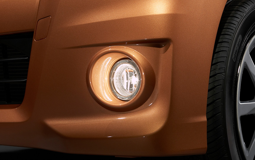 ステラ カスタムは、スポーティ×プレミアムの位置づけ。4灯式のHIDヘッドランプ、リアスポイラー、ターンランプ内蔵電動格納式ドアミラー、マルチインフォメーションディスプレイ付きルミネセントメーターなどを装備する