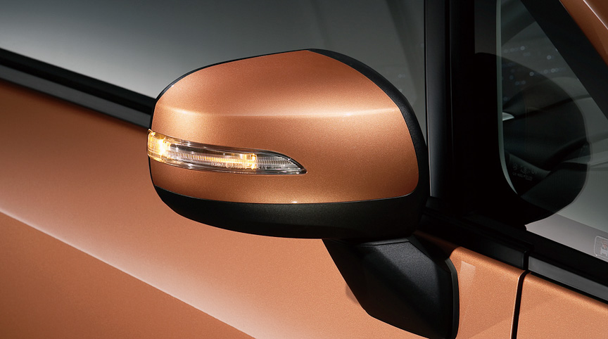 ステラ カスタムは、スポーティ×プレミアムの位置づけ。4灯式のHIDヘッドランプ、リアスポイラー、ターンランプ内蔵電動格納式ドアミラー、マルチインフォメーションディスプレイ付きルミネセントメーターなどを装備する