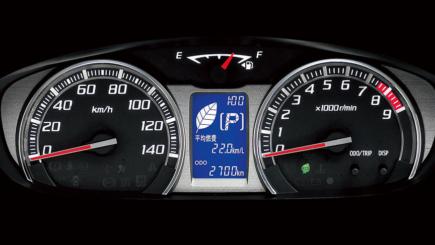 ステラ カスタムは、スポーティ×プレミアムの位置づけ。4灯式のHIDヘッドランプ、リアスポイラー、ターンランプ内蔵電動格納式ドアミラー、マルチインフォメーションディスプレイ付きルミネセントメーターなどを装備する