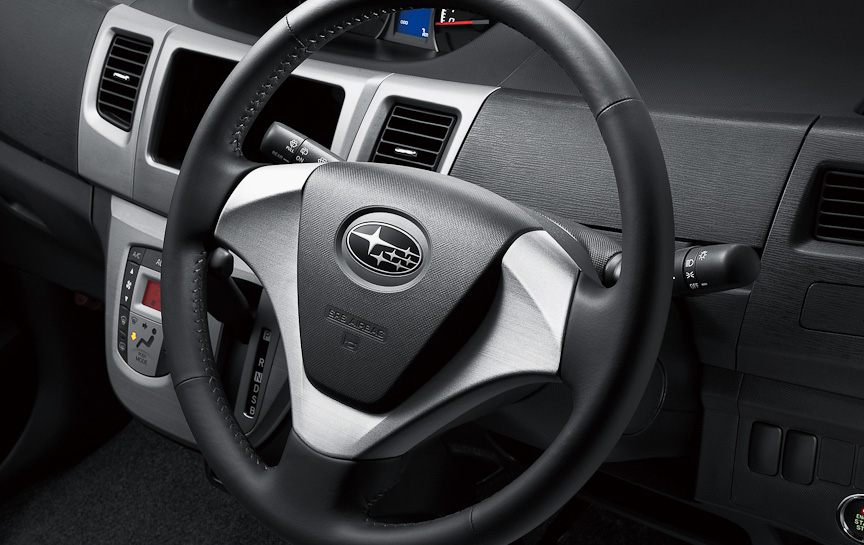 とくにスポーティなグレードとしたステラ カスタム R Limited Sでは、15インチアルミホイール、革巻きステアリングホイール、サイドシルスポイラーなどを装備する