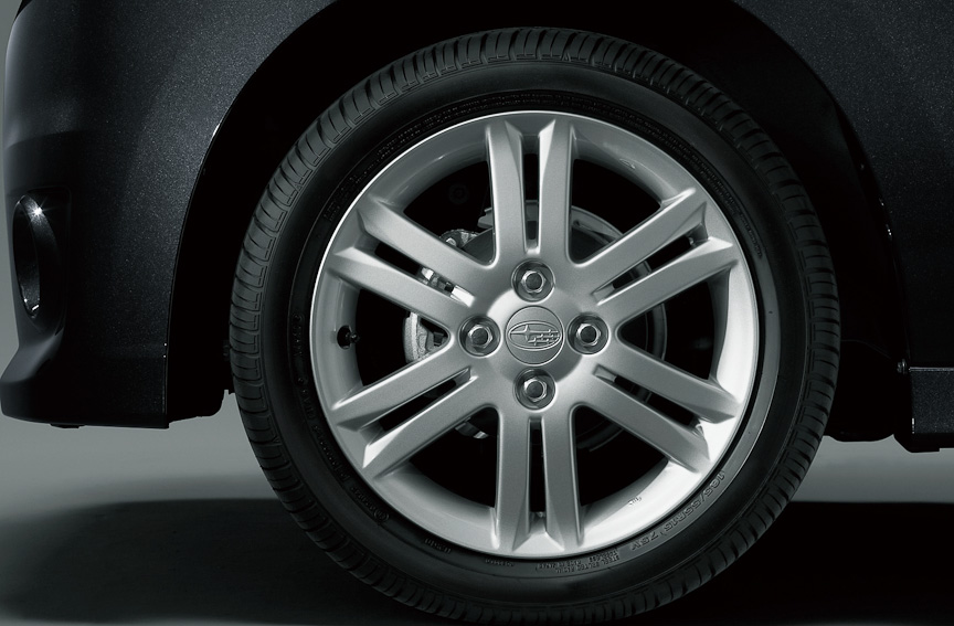 とくにスポーティなグレードとしたステラ カスタム R Limited Sでは、15インチアルミホイール、革巻きステアリングホイール、サイドシルスポイラーなどを装備する