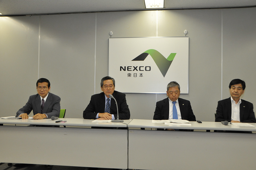 左から、長尾管理事業本部長、佐藤社長、窪寺事業開発本部長、小松技術本部長