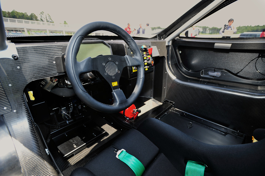 国内でテスト走行を実施中のカーボンボディーのリーフ NISMO RC