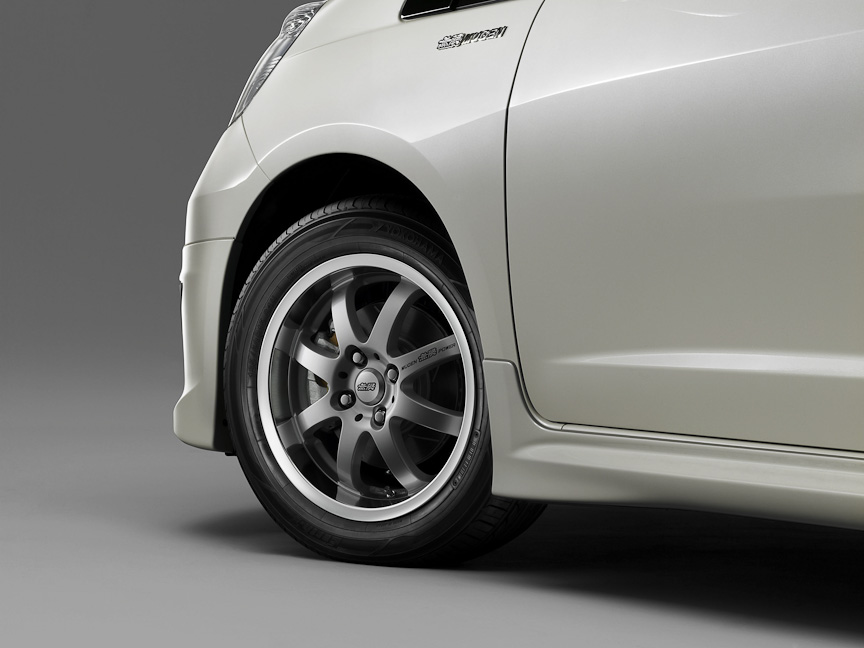 「アルミニウム ホイール NR」。シルバー（左）、ミラーフェイス（中）、レーシングホワイト（右）の3色を設定し、いずれも8本スポークの鋳造1ピース。サイズは15×6.5JJでインセットは50。2万8350円～2万9400円/本