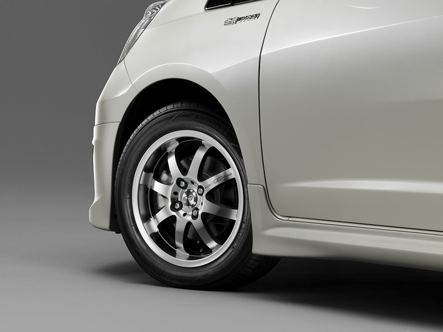 「アルミニウム ホイール NR」。シルバー（左）、ミラーフェイス（中）、レーシングホワイト（右）の3色を設定し、いずれも8本スポークの鋳造1ピース。サイズは15×6.5JJでインセットは50。2万8350円～2万9400円/本