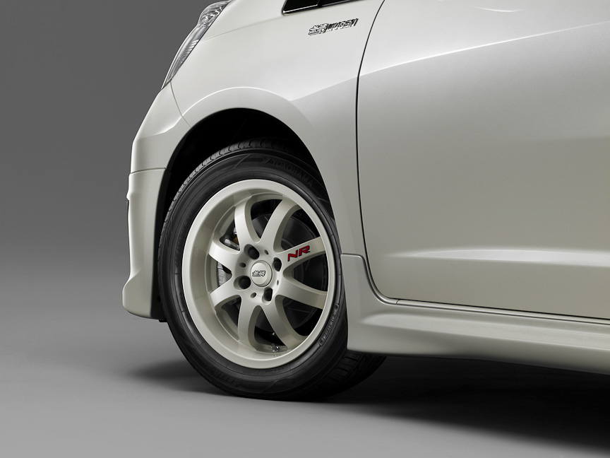 「アルミニウム ホイール NR」。シルバー（左）、ミラーフェイス（中）、レーシングホワイト（右）の3色を設定し、いずれも8本スポークの鋳造1ピース。サイズは15×6.5JJでインセットは50。2万8350円～2万9400円/本