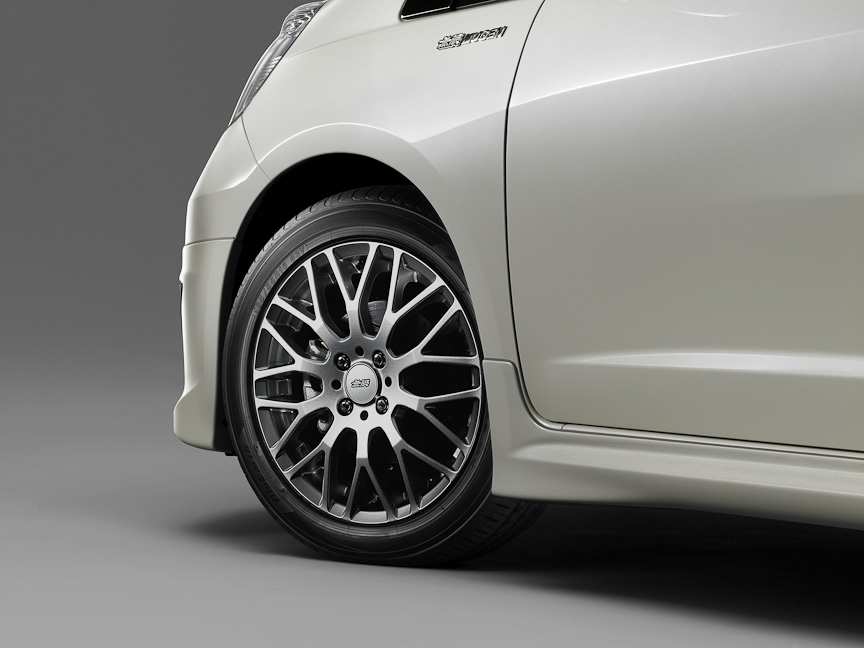 「アルミニウム ホイール XJ」。ブラックメタルコート（左）とスパークシルバー（右）の2色を設定し、いずれもメッシュデザインの鋳造1ピース。サイズは16×6.5Jでインセットは55。ブラックメタルコートは4万3050円/本、スパークシルバーは3万4650円/本