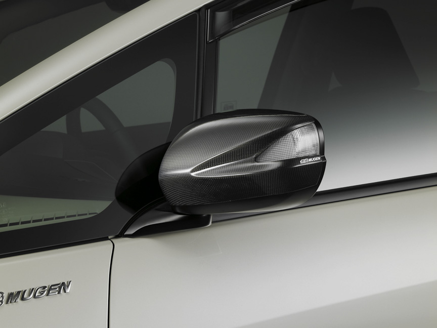 「カーボンドアミラーカバー」。ドライカーボンを材質とし、表面をUVカットクリアコート仕上げとすることで、色あせなどを防止。LEDドアミラーウインカー装着車のみ装着可能。1万8900円