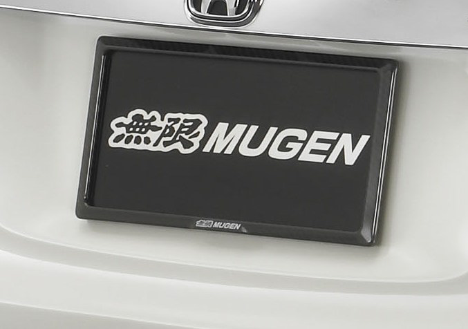 「カーボンナンバープレートガーニッシュ」。リアナンバープレート専用で、ドライカーボンを材質に用いる。表面はUVカットクリアコートが施される。1万290円