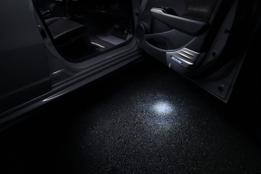 「ドアサインライト」。ドアの開閉時に足下をLEDライトで照射。ドアインナーとリムにLED発光式の無限ロゴをあしらう。3万1500円