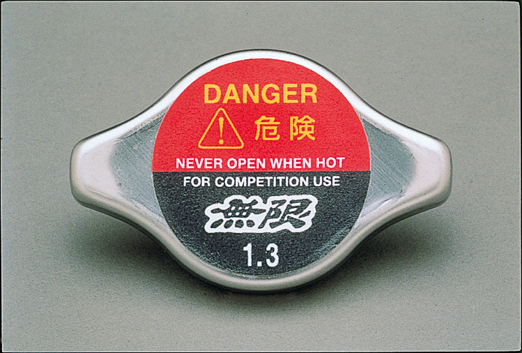 「ハイプレッシャーラジエーターキャップ」。開弁圧1.3kgf/cm<sup>2</sup>（127kPa）に高めることでスポーツ走行時の高負荷時に効果を発揮。全タイプ2835円