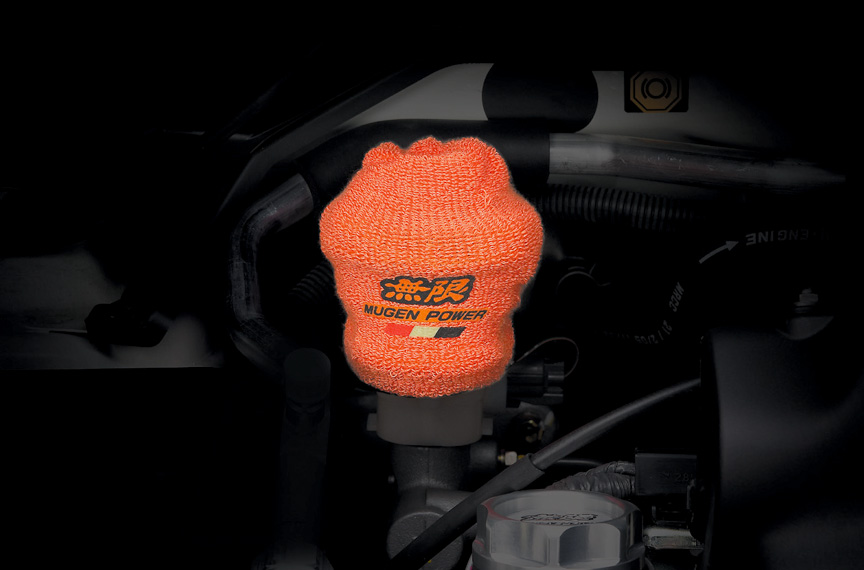 「リザーブタンクカバー」。ブレーキのリザーバータンクからの液漏れを防ぐ、アラミド耐火性繊維を採用。1260円