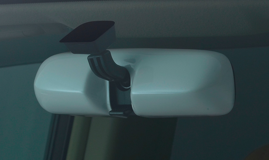 「ルームミラーカバー」。カラード仕上げ（左）とメッキ仕上げ（右）を用意し、前者は4985円、後者は7980円。ABS製