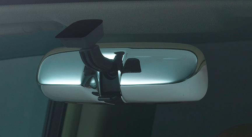 「ルームミラーカバー」。カラード仕上げ（左）とメッキ仕上げ（右）を用意し、前者は4985円、後者は7980円。ABS製