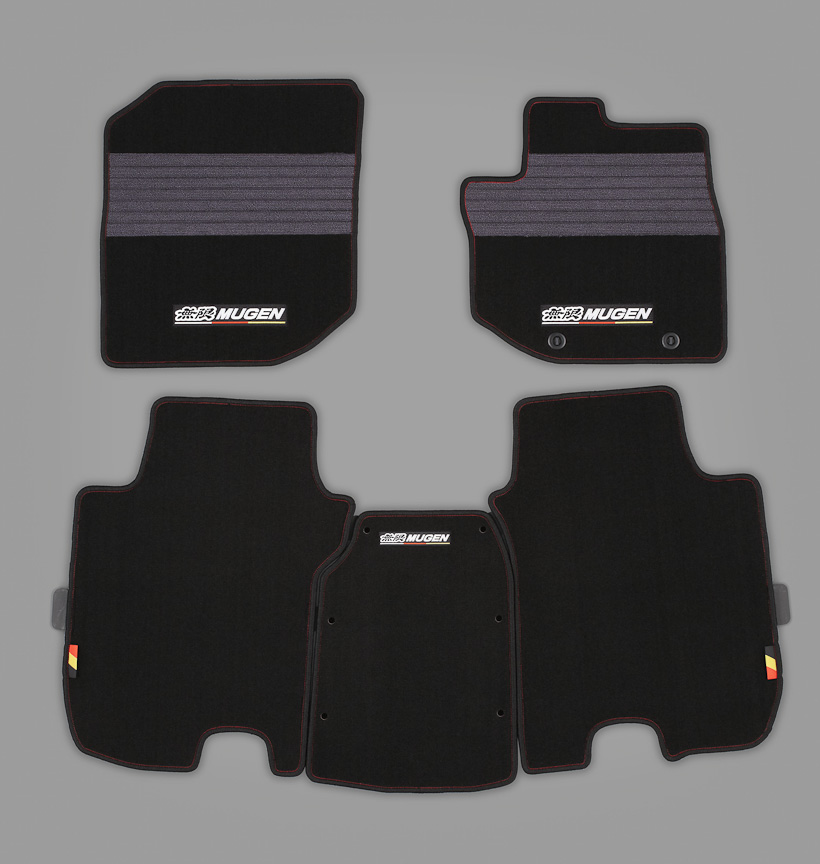 「スポーツマット」。マットの表地はナイロン素材を、裏地はマットのずれを防止するポリエステル素材を用いる。カラーは赤いステッチをあしらったブラック（左）と、スポーティなブラック×レッド（右）の2色を用意。各2万1000円（フロント/リアセット）