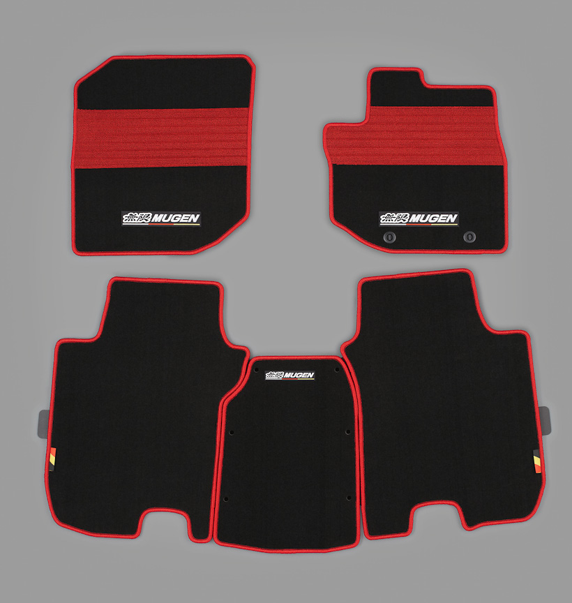 「スポーツマット」。マットの表地はナイロン素材を、裏地はマットのずれを防止するポリエステル素材を用いる。カラーは赤いステッチをあしらったブラック（左）と、スポーティなブラック×レッド（右）の2色を用意。各2万1000円（フロント/リアセット）