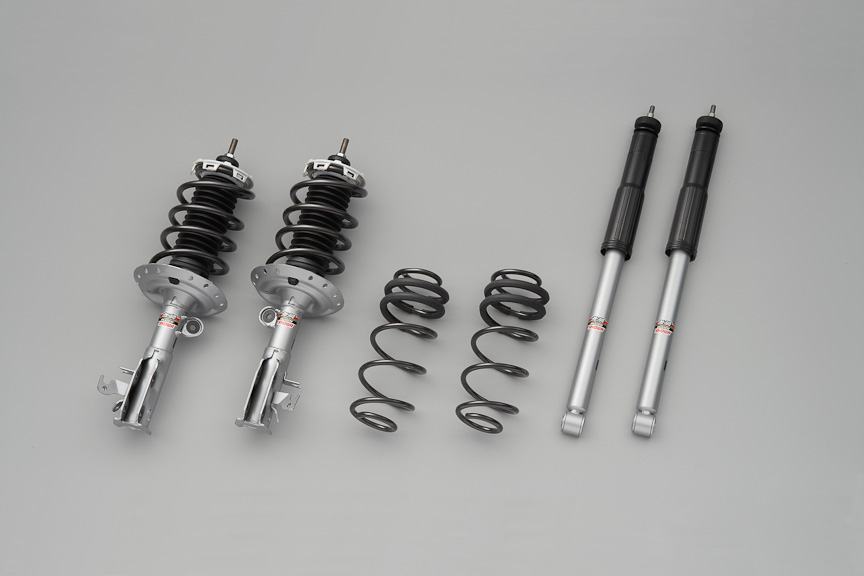「スポーツサスペンション」はフィット シャトル 15C/15X用とハイブリッド用をそれぞれ用意。ハイブリッド車はIMAバッテリー搭載による前後重量バランスを考慮した専用チューニングが施される。いずれもノーマルから20～25mm車高がダウンする。各9万9750円、12月下旬発売予定