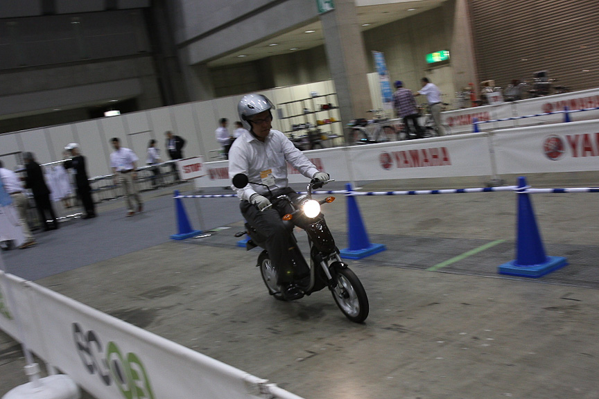 ヤマハブースでは、電動スクータ「EC-03」の試乗コースが会場内に用意される
