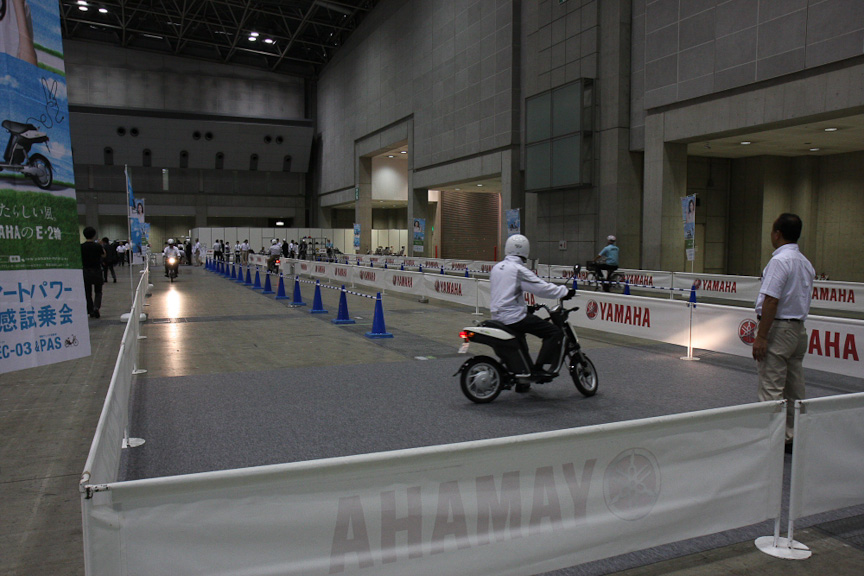 ヤマハブースでは、電動スクータ「EC-03」の試乗コースが会場内に用意される