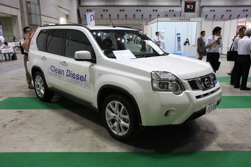 自動車メーカーブースでは、日産自動車が「リーフ」「エクストレイル クリーンディーゼル」を、三菱自動車工業が「i-MiEV」、光岡自動車が「雷駆」を展示している