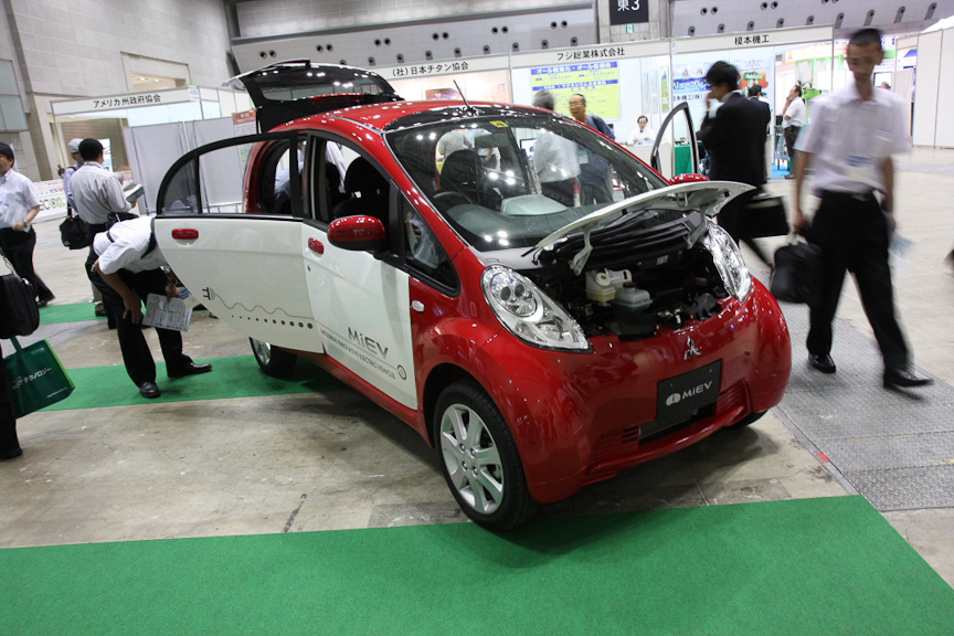 自動車メーカーブースでは、日産自動車が「リーフ」「エクストレイル クリーンディーゼル」を、三菱自動車工業が「i-MiEV」、光岡自動車が「雷駆」を展示している