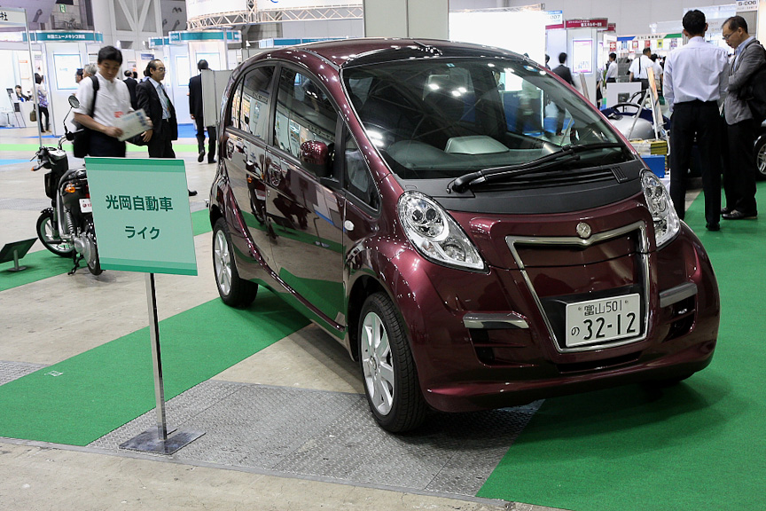 自動車メーカーブースでは、日産自動車が「リーフ」「エクストレイル クリーンディーゼル」を、三菱自動車工業が「i-MiEV」、光岡自動車が「雷駆」を展示している