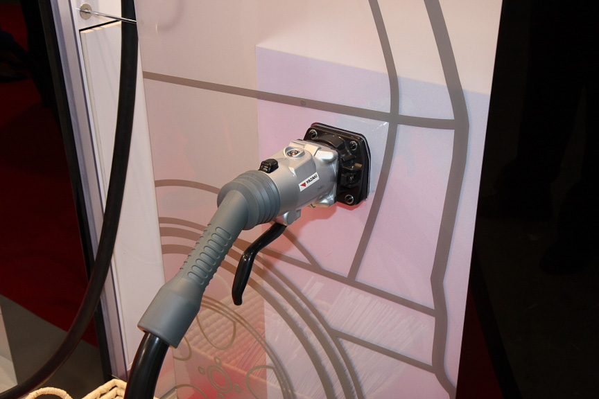 従来の急速充電ソケット。海外用。レバーの位置が異なるのが分かる