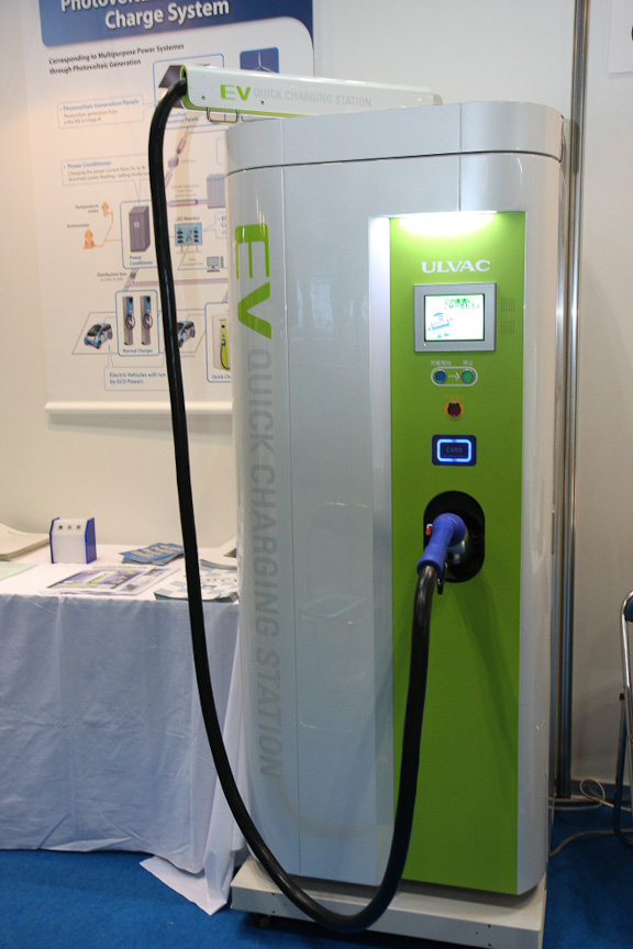 急速充電器を設置する場所の設計から施工までできるアルバック。公開しているモデルは200万円前後で今秋にリリースされる